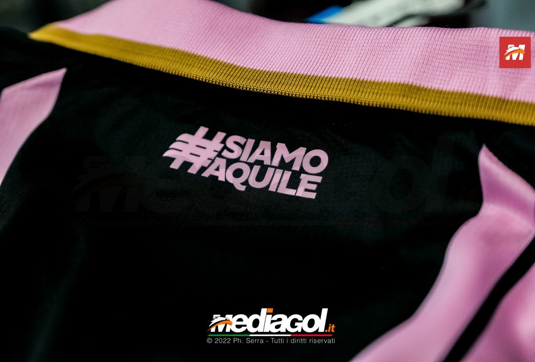 FOTO PALERMO, al via la vendita delle maglie del Palermo 22/23 (Gallery) - immagine 8