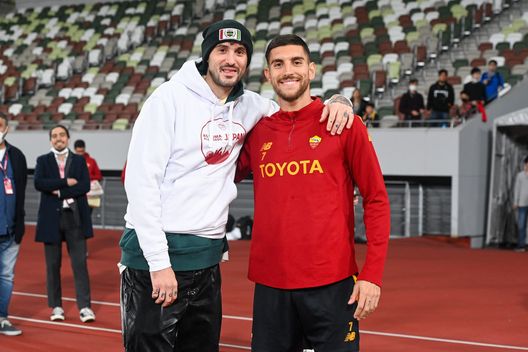 TOKYO, JAPAN - NOVEMBER 27: AS Roma player Lorenzo Pellegrini poses with the italian singer Carl Brave after a training session at Japan National Stadium on November 27, 2022 in Tokyo, Japan. (Photo by Fabio Rossi/AS Roma via Getty Images) Roma, ultimo test in Giappone. Piace N’Dicka per la difesa- immagine 2