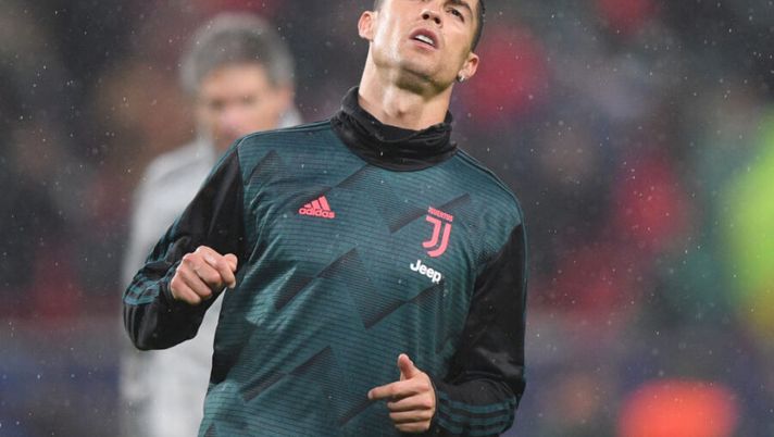 Juventus' Portuguese forward Cristiano Ronaldo warms up prior to the UEFA Champions League group D football match between FC Lokomotiv Moscow and Juventus at Moscow's RZD Arena stadium on November 6, 2019. (Photo by Kirill KUDRYAVTSEV / AFP) (Photo by KIRILL KUDRYAVTSEV/AFP via Getty Images) Cristiano Ronaldo, la Gazzetta: “Due problemi fisici, lo staff adesso non rischierà” - immagine 1
