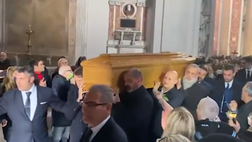 VIDEO / L’uscita dalla basilica: Mancini e Stankovic sorreggono il feretro