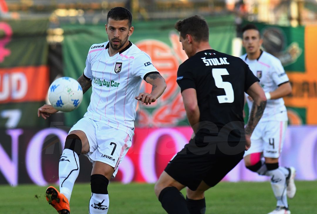  VENICE, ITALY - APRIL 27: Aleksandar Trajkovski of US Citta di Palermo in action during the serie B match between Venezia FC and US Citta di Palermo at Stadio Pier Luigi Penzo on April 27, 2018 in Venice, Italy.  (Photo by Alessandro Sabattini/Getty Images) 