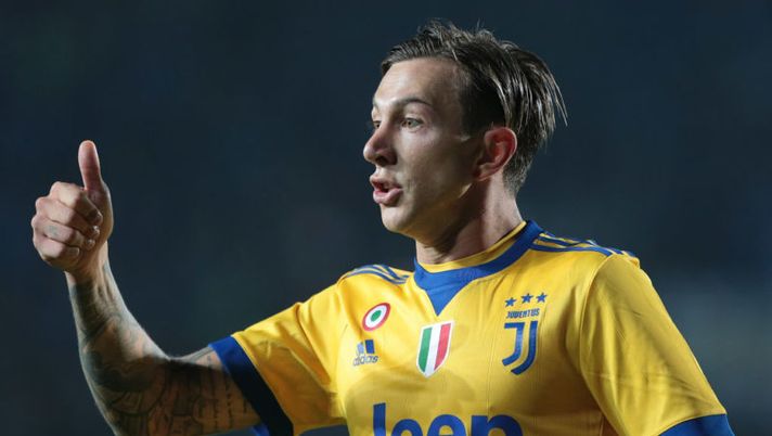 BERGAMO, ITALY - OCTOBER 01: Federico Bernardeschi of Juventus FC gestures during the Serie A match between Atalanta BC and Juventus at Stadio Atleti Azzurri d'Italia on October 1, 2017 in Bergamo, Italy. (Photo by Emilio Andreoli/Getty Images) Juve, Bernardeschi e l’infortunio muscolare: Crotone in dubbio, servono accertamenti - immagine 1