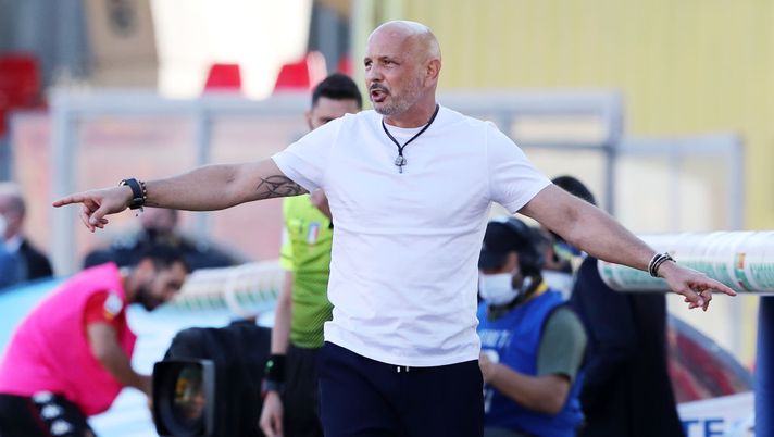BENEVENTO, ITALY - OCTOBER 04: Sinisa Mihajlovic, Bologna FC coach gestures during the Serie A match between Benevento Calcio and Bologna FC at Stadio Ciro Vigorito on October 04, 2020 in Benevento, Italy. (Photo by Francesco Pecoraro/Getty Images) 