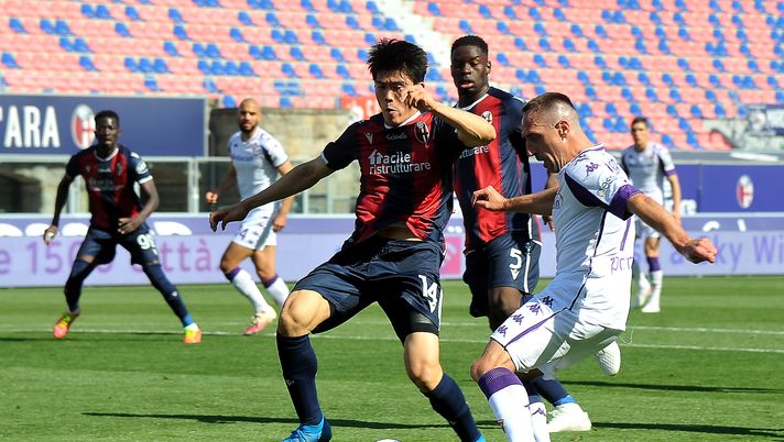 BOLOGNA, ITALY - MAY 02: Franck Ribery of aCF Fiorentina in action during the Serie A match between Bologna FC and ACF Fiorentina at Stadio Renato Dall'Ara on May 02, 2021 in Bologna, Italy. Sporting stadiums around Italy remain under strict restrictions due to the Coronavirus Pandemic as Government social distancing laws prohibit fans inside venues resulting in games being played behind closed doors. (Photo by Mario Carlini / Iguana Press/Getty Images) BOLOGNA, ITALY - MAY 02: Franck Ribery of aCF Fiorentina in action during the Serie A match between Bologna FC and ACF Fiorentina at Stadio Renato Dall'Ara on May 02, 2021 in Bologna, Italy. Sporting stadiums around Italy remain under strict restrictions due to the Coronavirus Pandemic as Government social distancing laws prohibit fans inside venues resulting in games being played behind closed doors. (Photo by Mario Carlini / Iguana Press/Getty Images)
