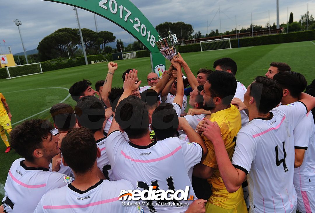  FLORENCE, ITALY - MAY 16: Players of US Citta' di Palermo U19 celebrate the victory during the SuperCoppa primavera 2 match between Novara U19 and US Citta di Palermo U19 at Centro Tecnico Federale di Coverciano on May 16, 2018 in Florence, Italy.  (Photo by Gabriele Maltinti/Getty Images) 