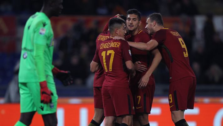 ROME, ITALY - DECEMBER 01: Kevin Strootman with his teammates of AS Roma celebrates after scoring the team's second goal during the Serie A match between AS Roma and Spal at Stadio Olimpico on December 1, 2017 in Rome, Italy. (Photo by Paolo Bruno/Getty Images) ROME, ITALY - DECEMBER 01: Kevin Strootman with his teammates of AS Roma celebrates after scoring the team's second goal during the Serie A match between AS Roma and Spal at Stadio Olimpico on December 1, 2017 in Rome, Italy. (Photo by Paolo Bruno/Getty Images)