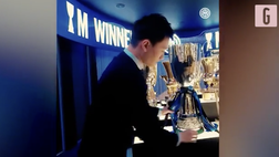 VIDEO Inter, Zhang ‘coccola’ la Supercoppa: il patron ripone il trofeo in bacheca
