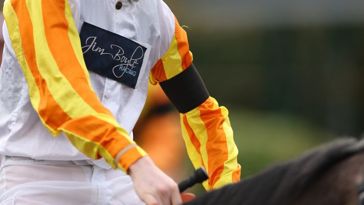 SUNBURY, ENGLAND - APRIL 03: Paddy Bradley riding Card Shark is seen wearing a black armband as a mark of respect to jockey Stefano Cherchi who died from a fall in Canberra, Australia prior to racing in the Unibet More Boosts In More Races Maiden Stakes at Kempton Park on April 03, 2024 in Sunbury, England. (Photo by Andrew Redington/Getty Images) Ippica in lutto: astro nascente italiano Cherchi muore in Australia - immagine 1