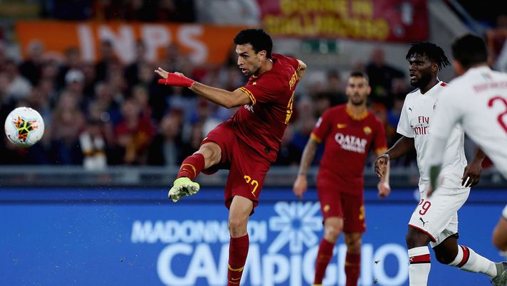 ROME, ITALY - OCTOBER 27:  Javier Pastore of AS Roma kicks the ball during the Serie A match between AS Roma and AC Milan at Stadio Olimpico on October 27, 2019 in Rome, Italy.  (Photo by Paolo Bruno/Getty Images) 
