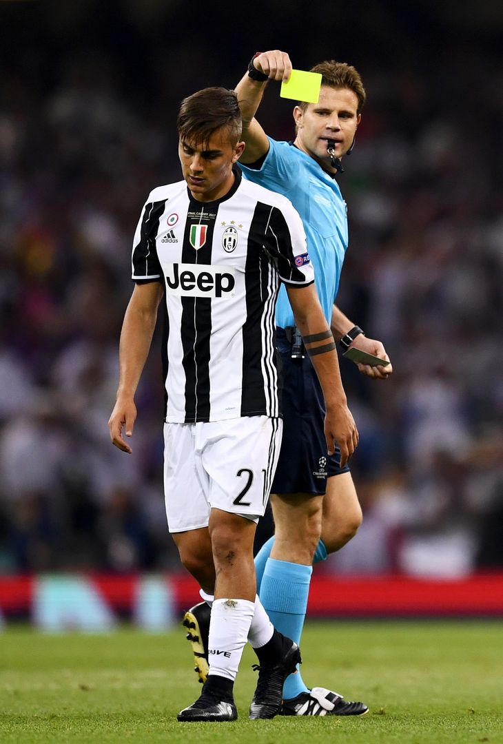  CARDIFF, WALES - JUNE 03:  Paulo Dybala of Juventus is shown a yellow card by Referee Felix Brych during the UEFA Champions League Final between Juventus and Real Madrid at National Stadium of Wales on June 3, 2017 in Cardiff, Wales.  (Photo by David Ramos/Getty Images) 