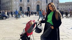 Giorgia Palmas si gode il sole: passeggiata per Milano, la foto davanti al Duomo