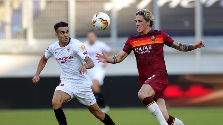 DUISBURG, GERMANY - AUGUST 06: Sergio Reguilon of Sevilla and Nicolo Zaniolo of Roma battle for possession during the UEFA Europa League round of 16 single-leg match between Sevilla FC and AS Roma at MSV Arena on August 06, 2020 in Duisburg, Germany. (Photo by Friedemann Vogel/Pool via Getty Images) DUISBURG, GERMANY - AUGUST 06: Sergio Reguilon of Sevilla and Nicolo Zaniolo of Roma battle for possession during the UEFA Europa League round of 16 single-leg match between Sevilla FC and AS Roma at MSV Arena on August 06, 2020 in Duisburg, Germany. (Photo by Friedemann Vogel/Pool via Getty Images)