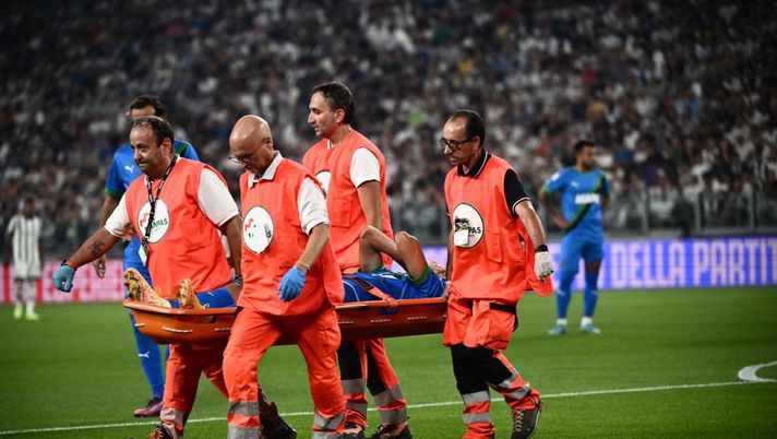 Sassuolo's Turkish defender Mert Muldur is evacuated on a stretcher afetr being injured during the Italian Serie A football match between Juventus and Sassuolo on August 15, 2022 at the Juventus stadium in Turin. (Photo by Marco BERTORELLO / AFP) (Photo by MARCO BERTORELLO/AFP via Getty Images) Sassuolo, infortunio per Muldur contro la Juventus: lascia il campo in barella - immagine 1