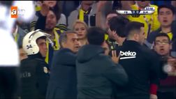 VIDEO / Turchia, violenza durante Fenerbahce-Besiktas: lancio di oggetti, Gunes colpito