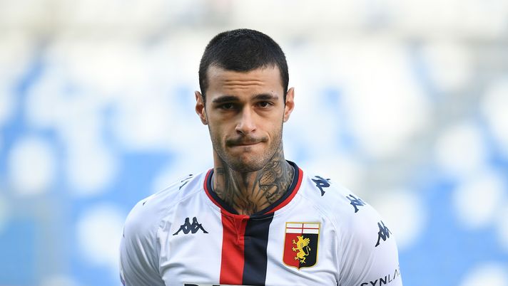 REGGIO NELL'EMILIA, ITALY - JANUARY 06: Gianluca Scamacca of Genoa CFC looks on before the Serie A match between US Sassuolo and Genoa CFC at Mapei Stadium - Città del Tricolore on January 06, 2021 in Reggio nell'Emilia, Italy. (Photo by Alessandro Sabattini/Getty Images) 