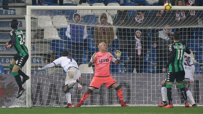 REGGIO NELL'EMILIA, ITALY - DECEMBER 10:  Edoardo Goldaniga of US Sassuolo Calcio (L) scores the opening goal during the Serie A match between US Sassuolo and FC Crotone at Mapei Stadium - Citta' del Tricolore on December 10, 2017 in Reggio nell'Emilia, Italy.  (Photo by Emilio Andreoli/Getty Images) 
