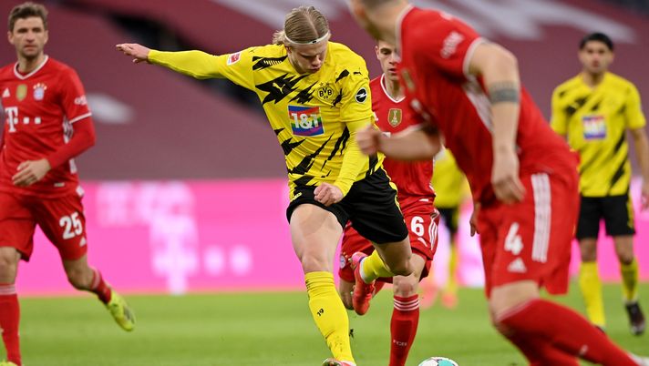 MUNICH, GERMANY - MARCH 06: Erling Haaland of Borussia Dortmund scores their team's first goal during the Bundesliga match between FC Bayern Muenchen and Borussia Dortmund at Allianz Arena on March 06, 2021 in Munich, Germany. Sporting stadiums around Germany remain under strict restrictions due to the Coronavirus Pandemic as Government social distancing laws prohibit fans inside venues resulting in games being played behind closed doors. (Photo by Sebastian Widmann/Getty Images) MUNICH, GERMANY - MARCH 06: Erling Haaland of Borussia Dortmund scores their team's first goal during the Bundesliga match between FC Bayern Muenchen and Borussia Dortmund at Allianz Arena on March 06, 2021 in Munich, Germany. Sporting stadiums around Germany remain under strict restrictions due to the Coronavirus Pandemic as Government social distancing laws prohibit fans inside venues resulting in games being played behind closed doors. (Photo by Sebastian Widmann/Getty Images)
