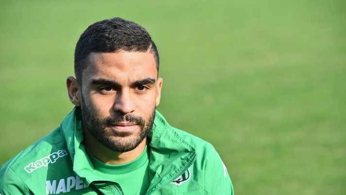 Sassuolo's forward Gregoire Defrel poses at the Sassuolo training stadium in Sassuolo, on November 16, 2016. / AFP / GIUSEPPE CACACE (Photo credit should read GIUSEPPE CACACE/AFP/Getty Images) Sassuolo, Carnevali: “Ecco come si allena Defrel. Se non andrà alla Roma vedrete che…” - immagine 1
