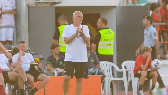 Getty Images Ritiro Roma, un tifoso fa la proposta di matrimonio alla ragazza davanti a Mourinho - immagine 1