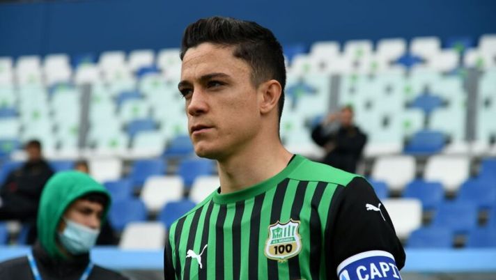 REGGIO NELL'EMILIA, ITALY - APRIL 03: Giacomo Raspadori of US Sassuolo looks on during the Serie A match between US Sassuolo and AS Roma at Mapei Stadium - Città del Tricolore on April 03, 2021 in Reggio nell'Emilia, Italy. Sporting stadiums around Italy remain under strict restrictions due to the Coronavirus Pandemic as Government social distancing laws prohibit fans inside venues resulting in games being played behind closed doors. (Photo by Alessandro Sabattini/Getty Images) Di Marzio: “Raspadori, il blitz del Napoli e la Juve: cosa sta succedendo ora” - immagine 1