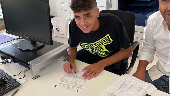 FOTO – Il giovane Torma firma per la Fiorentina, giocherà in U15 FOTO – Il giovane Torma firma per la Fiorentina, giocherà in U15