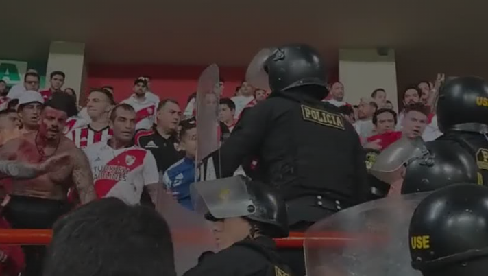 Battaglia campale a Lima, gravi incidenti sugli spalti tra gli ultras del River Plate e la polizia Battaglia campale a Lima, gravi incidenti sugli spalti tra gli ultras del River Plate e la polizia - immagine 1