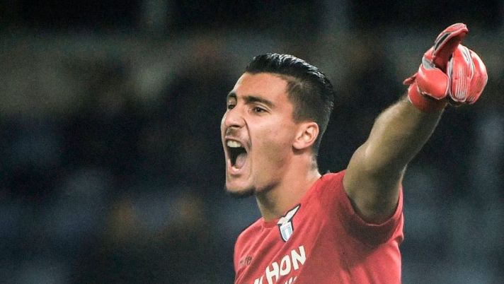 Lazio's Albanian goalkeeper Thomas Strakosha reacts during the Italian Serie A football match Lazio Rome vs AC Milan on November 25, 2018 at the Olympic stadium in Rome. (Photo by Filippo MONTEFORTE / AFP) (Photo credit should read FILIPPO MONTEFORTE/AFP/Getty Images) Lazio, i tempi di recupero per Strakosha. Leiva alza i ritmi, in quattro ai box - immagine 1