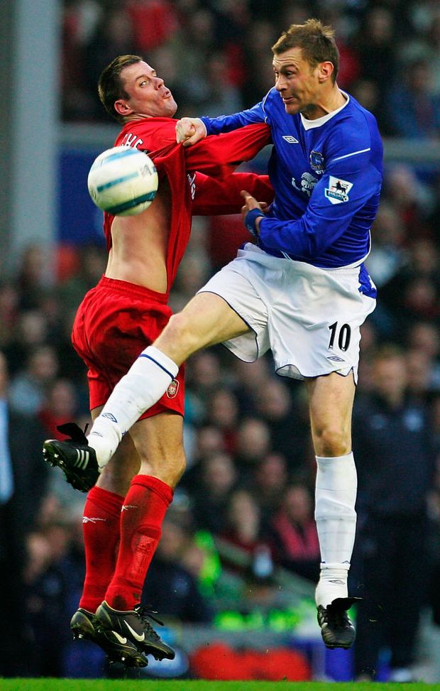 Jamie Carragher a duello con Duncan Ferguson 