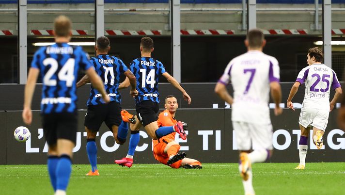MILAN, ITALY - SEPTEMBER 26:  Federico Chiesa (R) of ACF Fiorentina scores his goal during the Serie A match between FC Internazionale and ACF Fiorentina at Stadio Giuseppe Meazza on September 26, 2020 in Milan, Italy.  (Photo by Marco Luzzani/Getty Images) 