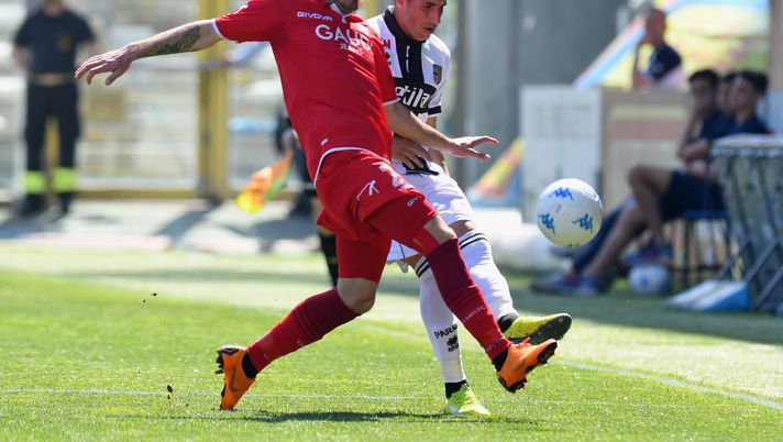 PARMA, ITALY - APRIL 21: Enej Jelenic of FC Carpi  competes for the ball whit Antonino Barillà of Parma Calcio during the serie B match between Parma Calcio and Carpi FC at Stadio Ennio Tardini on April 21, 2018 in Parma, Italy.  (Photo by Alessandro Sabattini/Getty Images) 