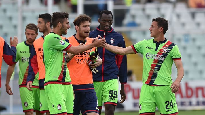 PESCARA, ITALY - MAY 07: Players of FC Crotone celebrates the victory after the Serie A match between Pescara Calcio and FC Crotone at Adriatico Stadium on May 7, 2017 in Pescara, Italy. (Photo by Giuseppe Bellini/Getty Images) PESCARA, ITALY - MAY 07: Players of FC Crotone celebrates the victory after the Serie A match between Pescara Calcio and FC Crotone at Adriatico Stadium on May 7, 2017 in Pescara, Italy. (Photo by Giuseppe Bellini/Getty Images)