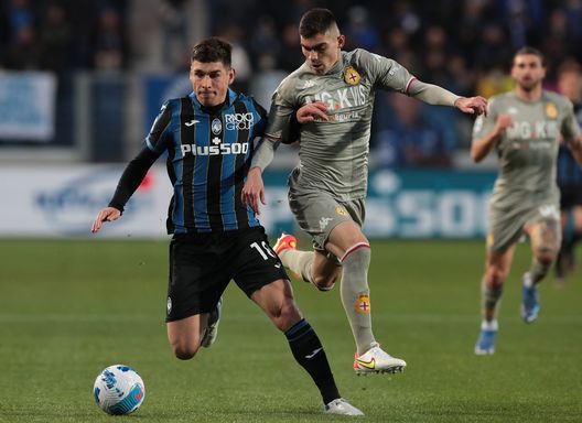  BERGAMO, ITALY - MARCH 13: Ruslan Malinovskyi of Atalanta BC competes for the ball with Johan Vasquez of Genoa CFC during the Serie A match between Atalanta BC and Genoa CFC at Gewiss Stadium on March 13, 2022 in Bergamo, Italy. (Photo by Emilio Andreoli/Getty Images) 