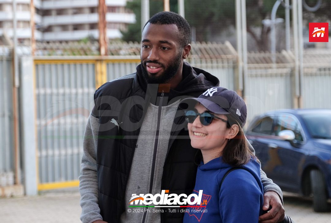 FOTO PALERMO: I giocatori del Palermo scattano selfie con i tifosi (GALLERY) - immagine 16