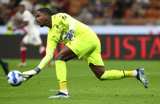 MILAN, ITALY - AUGUST 29: Mike Maignan of AC Milan in action during the Serie A match between AC Milan and Cagliari Calcio at Stadio Giuseppe Meazza on August 29, 2021 in Milan, . (Photo by Marco Luzzani/Getty Images) Si allungano i tempi di recupero di Maignan, il Milan vira su un ex viola- immagine 2
