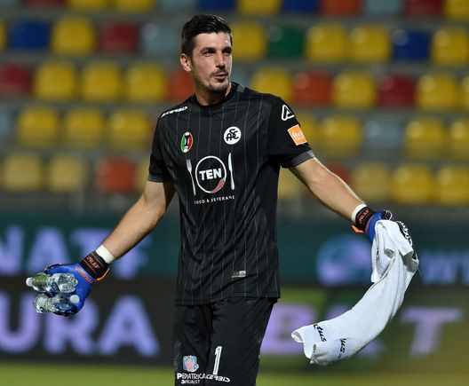 FROSINONE, ITALY - AUGUST 16: Simone Scuffet of Spezia Calcio gestures during the Serie B Playoff Final first leg match between Frosinone Calcio and Spezia Calcio on August 16, 2020 in Frosinone, Italy. (Photo by Giuseppe Bellini/Getty Images for Lega Serie B ) Scuffet: “In Romania ho trovato la felicità, in Italia, a 18 anni, mi era vietato di sbagliare” - immagine 1