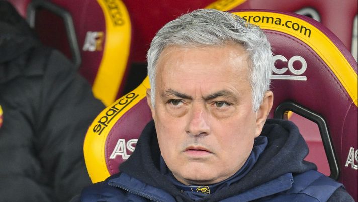 ROME, ITALY - JANUARY 15: AS Roma coach Josè Mourinho during the Serie A match between AS Roma and ACF Fiorentina at Stadio Olimpico on January 15, 2023 in Rome, Italy. (Photo by Fabio Rossi/AS Roma via Getty Images) Roma, una “Joya” per gli occhi. Mou: “Ma vorrei più qualità” - immagine 1
