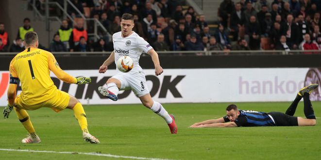 MILAN, ITALY - MARCH 14: Luka Jovic of Eintracht Frankfurt scores the opening goal during the UEFA Europa League Round of 16 Second Leg match between FC Internazionale and Eintracht Frankfurt at San Siro on March 14, 2019 in Milan, Italy. (Photo by Emilio Andreoli/Getty Images) MILAN, ITALY - MARCH 14: Luka Jovic of Eintracht Frankfurt scores the opening goal during the UEFA Europa League Round of 16 Second Leg match between FC Internazionale and Eintracht Frankfurt at San Siro on March 14, 2019 in Milan, Italy. (Photo by Emilio Andreoli/Getty Images)