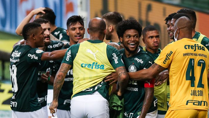 SAO PAULO, BRAZIL - JANUARY 18: Luiz Adriano #10 of Palmeiras celebrates with his team mates after scoring the fourth goal of their team during the match against Corinthians as part of Brasileirao Series A 2020 at Allianz Parque on January 18, 2021 in Sao Paulo, Brazil. (Photo by Alexandre Schneider/Getty Images) SAO PAULO, BRAZIL - JANUARY 18: Luiz Adriano #10 of Palmeiras celebrates with his team mates after scoring the fourth goal of their team during the match against Corinthians as part of Brasileirao Series A 2020 at Allianz Parque on January 18, 2021 in Sao Paulo, Brazil. (Photo by Alexandre Schneider/Getty Images)
