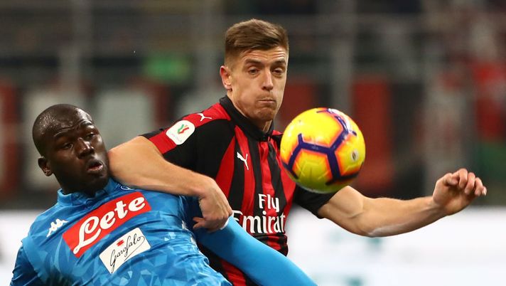 MILAN, ITALY - JANUARY 29: Kalidou Koulibaly of SSC Napoli competes for the ball with Krzysztof Piatek of AC Milan during the Coppa Italia match between AC Milan and SSC Napoli at Stadio Giuseppe Meazza on January 29, 2019 in Milan, Italy. (Photo by Marco Luzzani/Getty Images) MILAN, ITALY - JANUARY 29: Kalidou Koulibaly of SSC Napoli competes for the ball with Krzysztof Piatek of AC Milan during the Coppa Italia match between AC Milan and SSC Napoli at Stadio Giuseppe Meazza on January 29, 2019 in Milan, Italy. (Photo by Marco Luzzani/Getty Images)