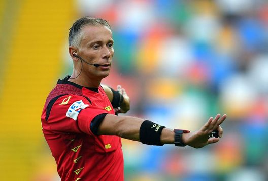  UDINE, ITALY - JULY 12: Referee Paolo Valeri gestures during the Serie A match between Udinese Calcio and UC Sampdoria at Stadio Friuli on July 12, 2020 in Udine, Italy. (Photo by Alessandro Sabattini/Getty Images) 