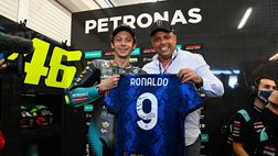 L’Inter celebra Rossi assieme a Ronaldo: “Fenomeni”. Maglia 9 autografata dal brasiliano