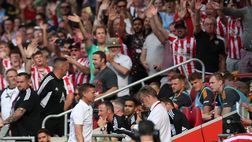 Brentford-Leeds, l’arbitro va al VAR: un ragazzo gli offre dei soldi!