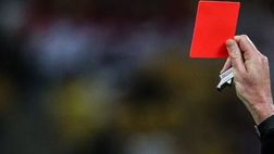 Panino in testa all’assistente dell’arbitro e promozione per la squadra di casa