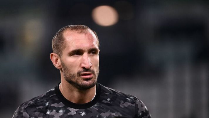 Juventus' Italian defender Giorgio Chiellini warms up prior to the Italian Serie A football match between Juventus and AS Roma on October 17, 2021 at the Juventus stadium in Turin. (Photo by Marco BERTORELLO / AFP) (Photo by MARCO BERTORELLO/AFP via Getty Images) Juve, la Gazzetta: “Rudiger è più di un obiettivo. Chiellini, MLS più di un’idea” - immagine 1