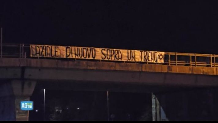 Derby di Roma, non solo adesivi e cori: anche lo striscione, antisemitismo fuori controllo - immagine 1