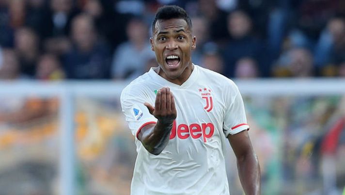 Filippo Falco of Lecce competes for the ball with Miralem Pjanic of Juventus during the Serie A match between US Lecce and Juventus at Stadio Via del Mare on October 27, 2019 in Lecce, Italy. Coronavirus, la Juve fa partire altri due giocatori: via libera dal club - immagine 1