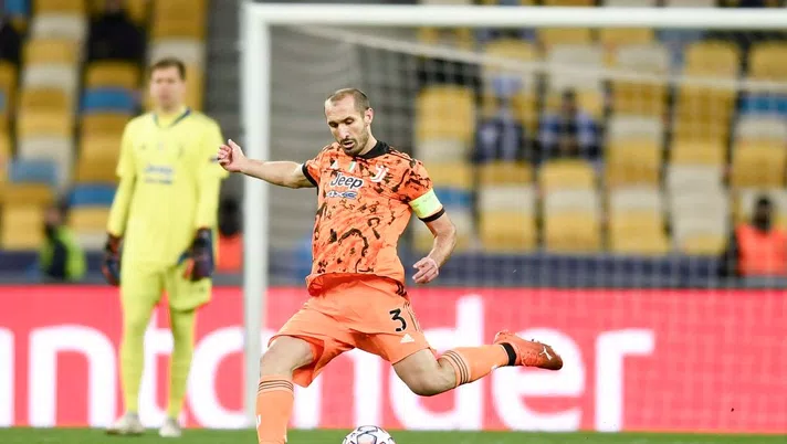 KYIV, UKRAINE - OCTOBER 20: Giorgio Chiellini of Juventus kicks the ball during the UEFA Champions League Group G stage match between Dynamo Kyiv and Juventus at NSC Olimpiyskiy Stadium on October 20, 2020 in Kyiv, Ukraine. (Photo by Daniele Badolato - Juventus FC/Juventus FC via Getty Images)