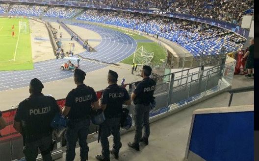 Poliziotti sugli spalti del San Paolo... Poliziotti sugli spalti del San Paolo...