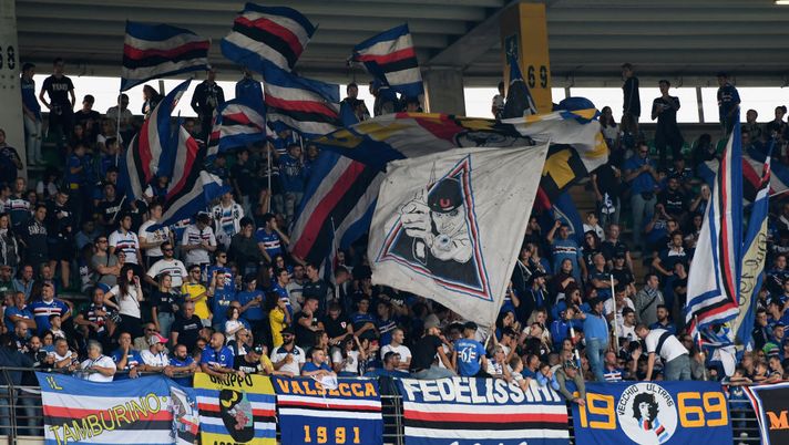 Tifosi Samp in attesa della ripresa del campionato Derby ligure come col Genoa: carica ultras Samp davanti all’albergo del ritiro - immagine 1