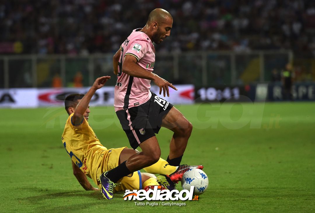  PALERMO, ITALY - JUNE 13: Haitam Aleesami (R) of Palermo in action as  Mirko Gori of Frosinone Tackles during the serie B playoff match final between US Citta di Palermo and Frosinone Calcio at Stadio Renzo Barbera on June 13, 2018 in Palermo, Italy.  (Photo by Tullio M. Puglia/Getty Images) 
